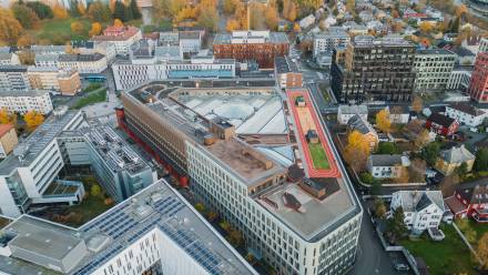 Teknostallen sett fra luften, med Teknobyen rundt