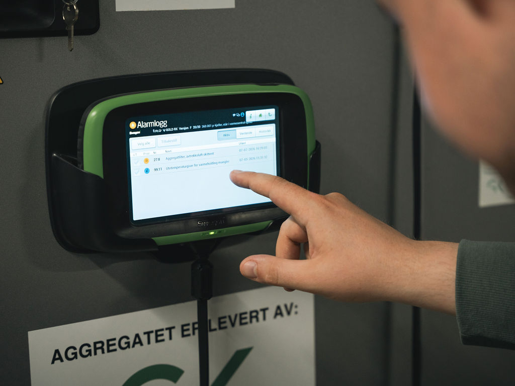 Kontroll av driftsdata på SD-anleggets betjeningspanel i teknisk rom