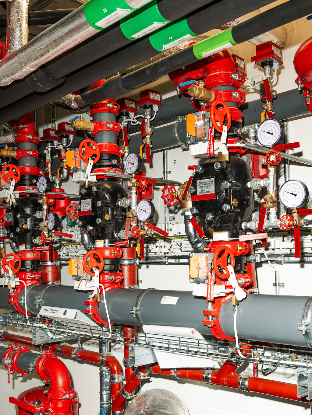 Kontroll av sprinkleranlegg med ventiler og manometre i teknisk rom