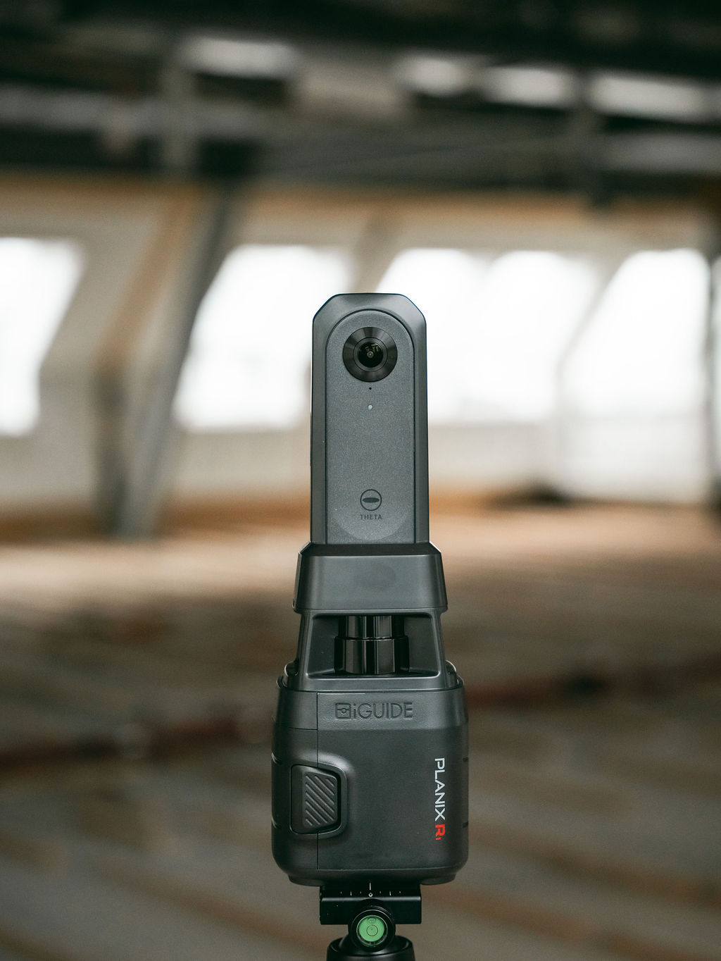 iGuide PLANIX-kamera med LiDAR på stativ under 3D-skanning av bygg