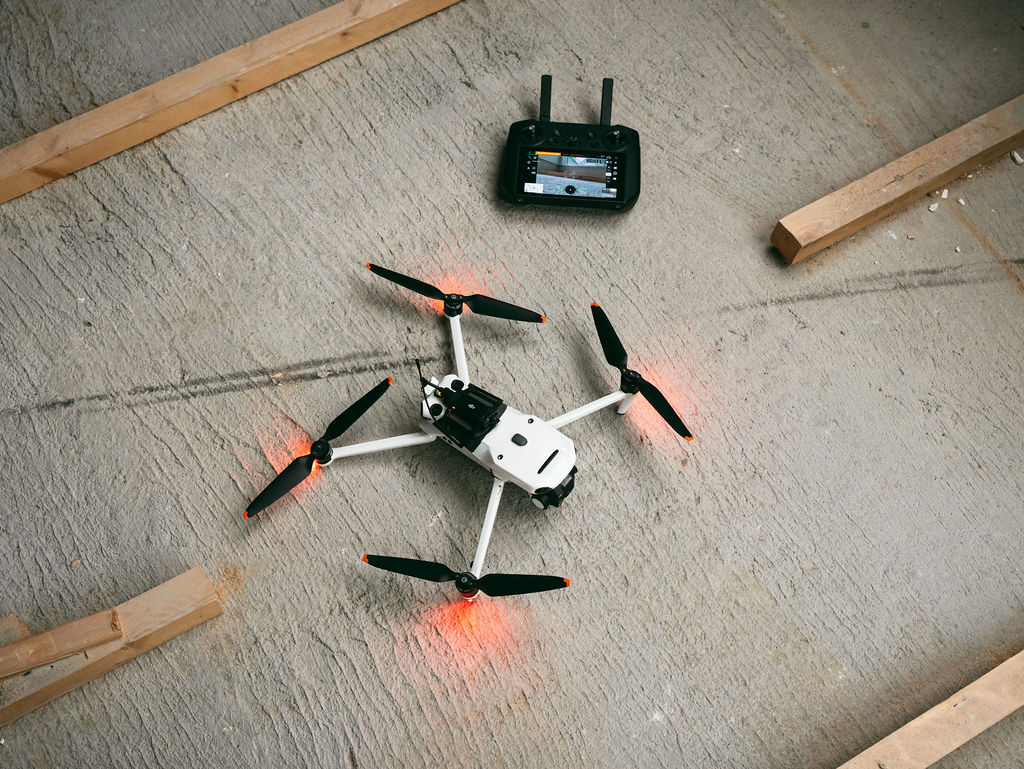 Termisk inspeksjonsdrone med kontroller klargjort for takinspeksjon